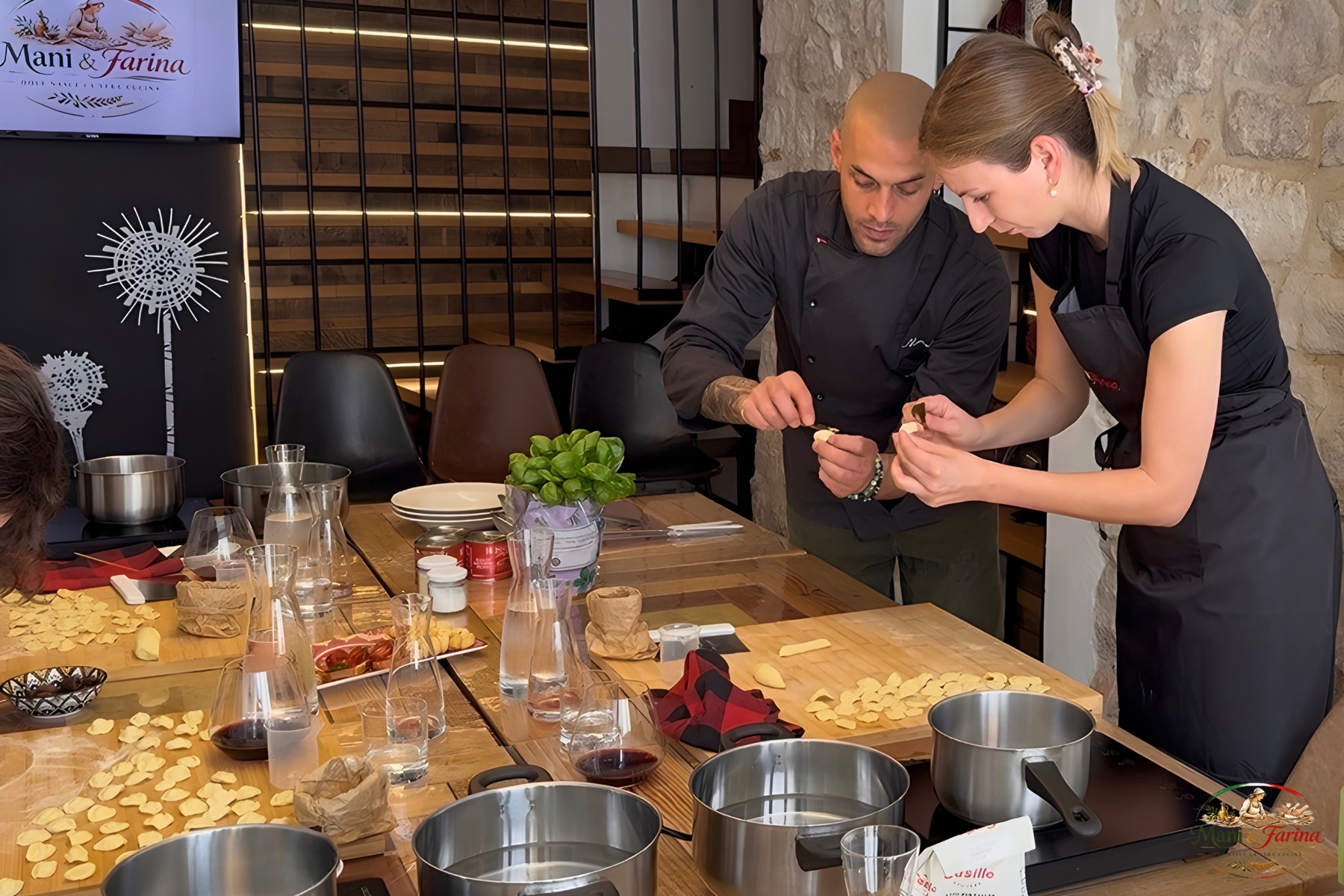 Chef che insegna a un'ospite