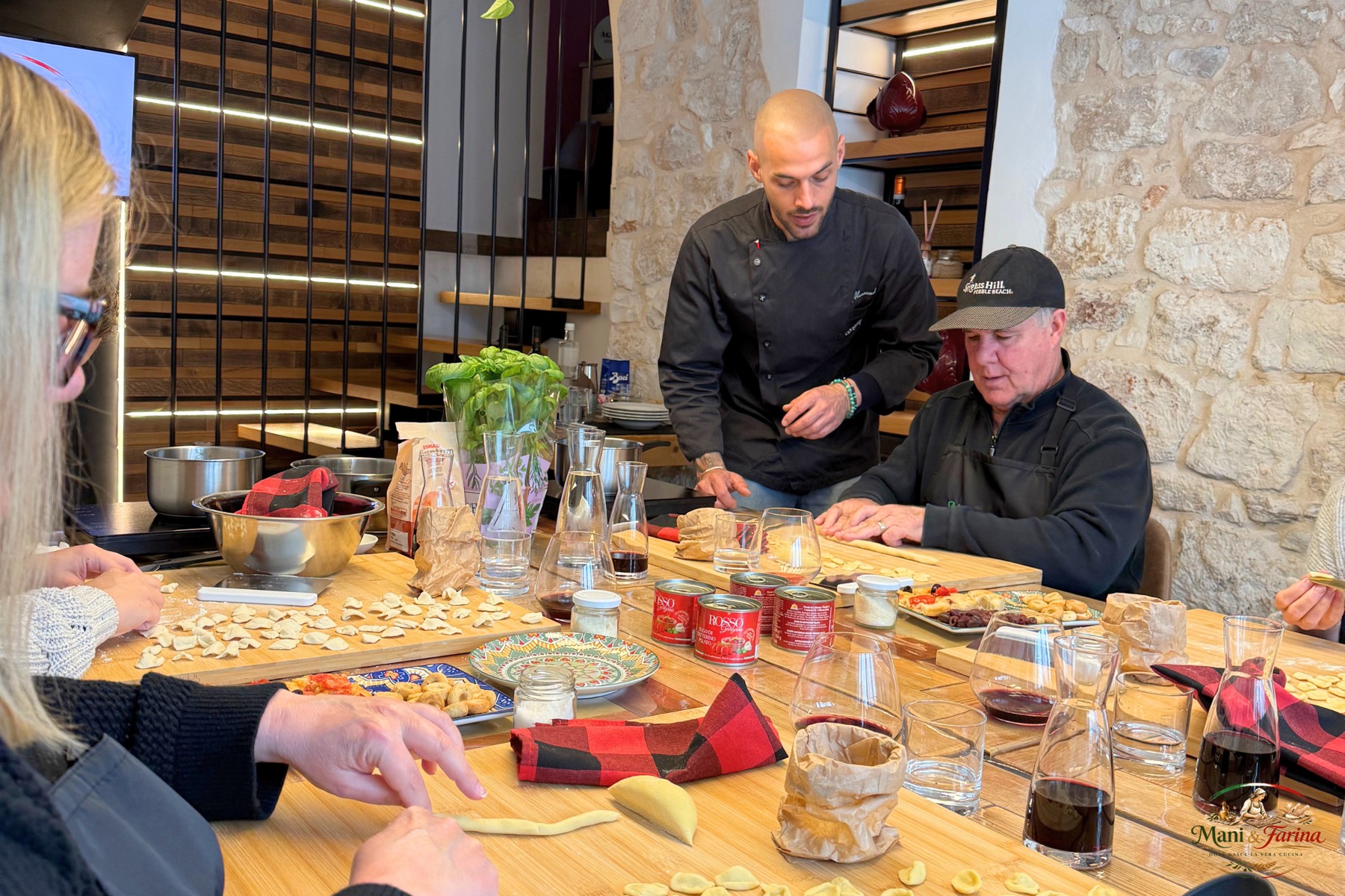 Chef pugliese che guida gli ospiti durante la cooking class