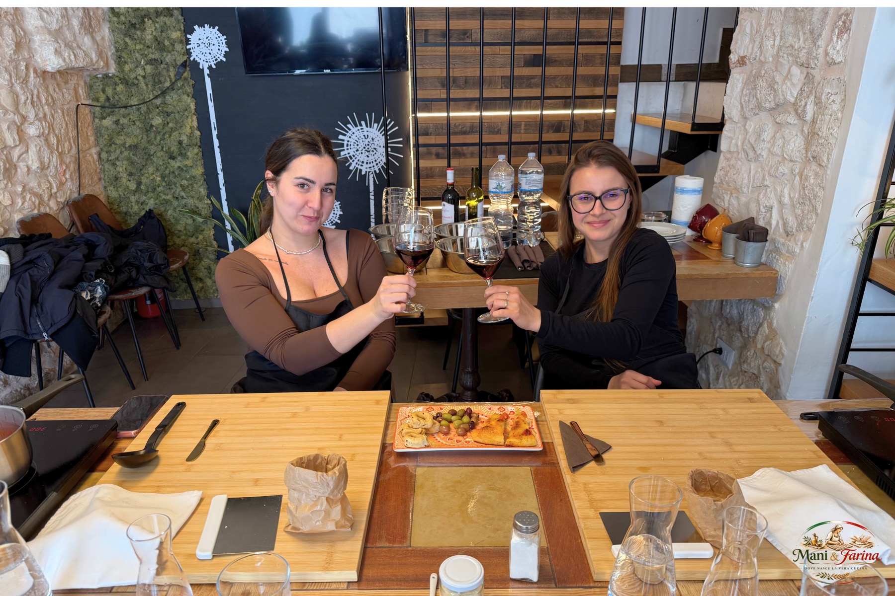 Aperitivo tipico con orecchiette e vino pugliese