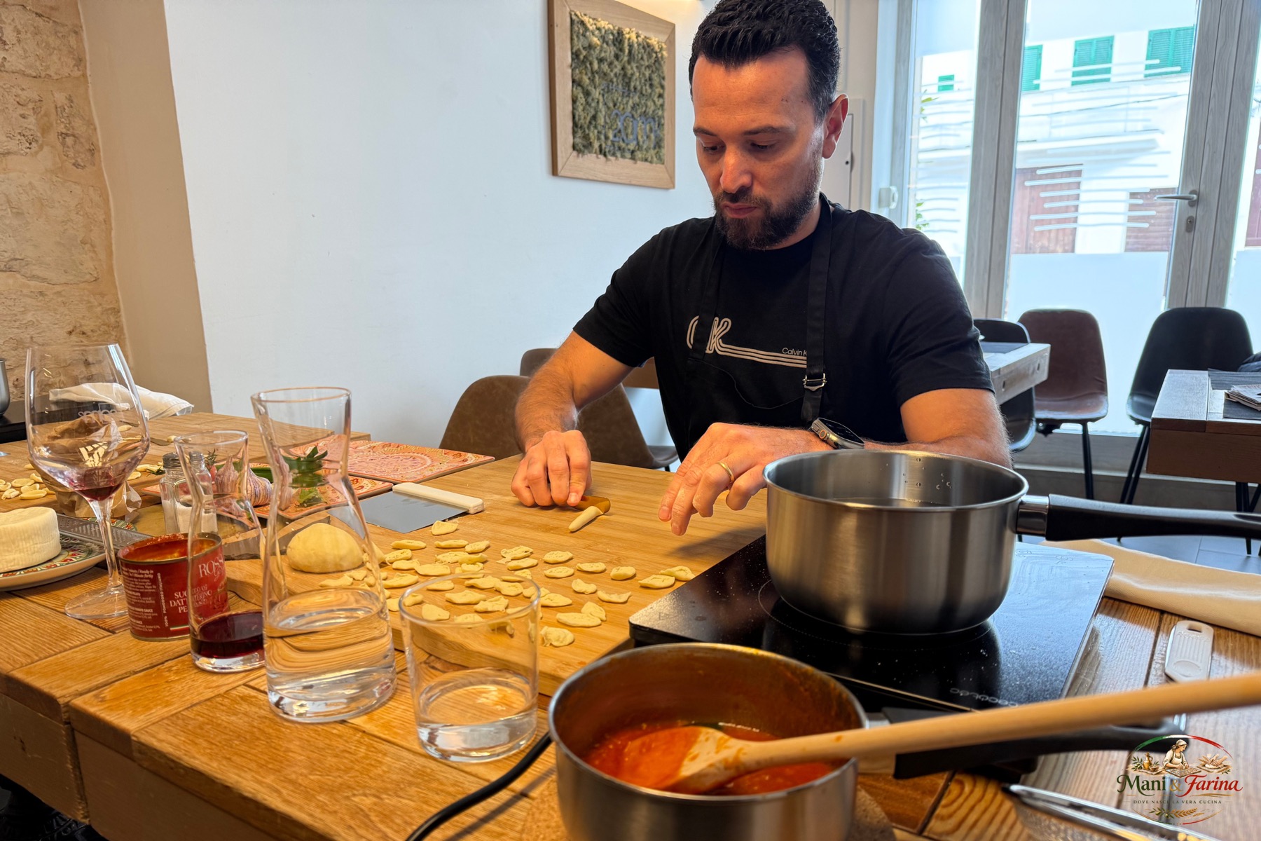 Chef che prepara il sugo tradizionale