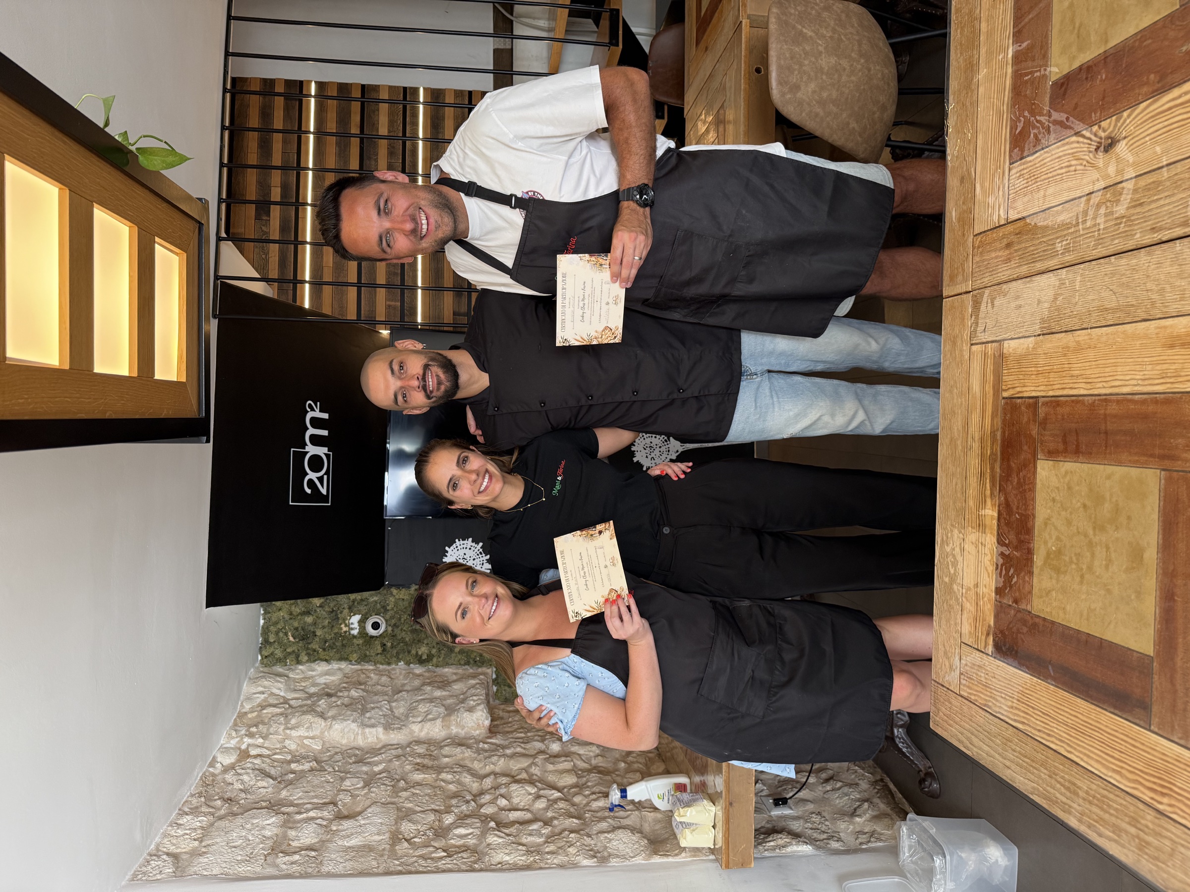 Partecipanti e team Mani & Farina con i certificati dell'esperienza